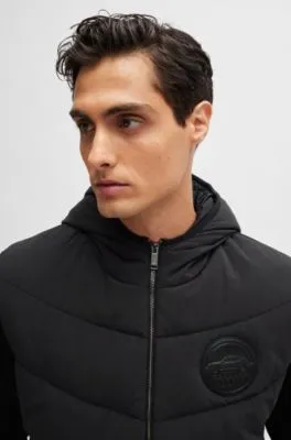 Chaqueta con capucha Porsche x BOSS, de diferentes materiales, con detalle especial de la marca