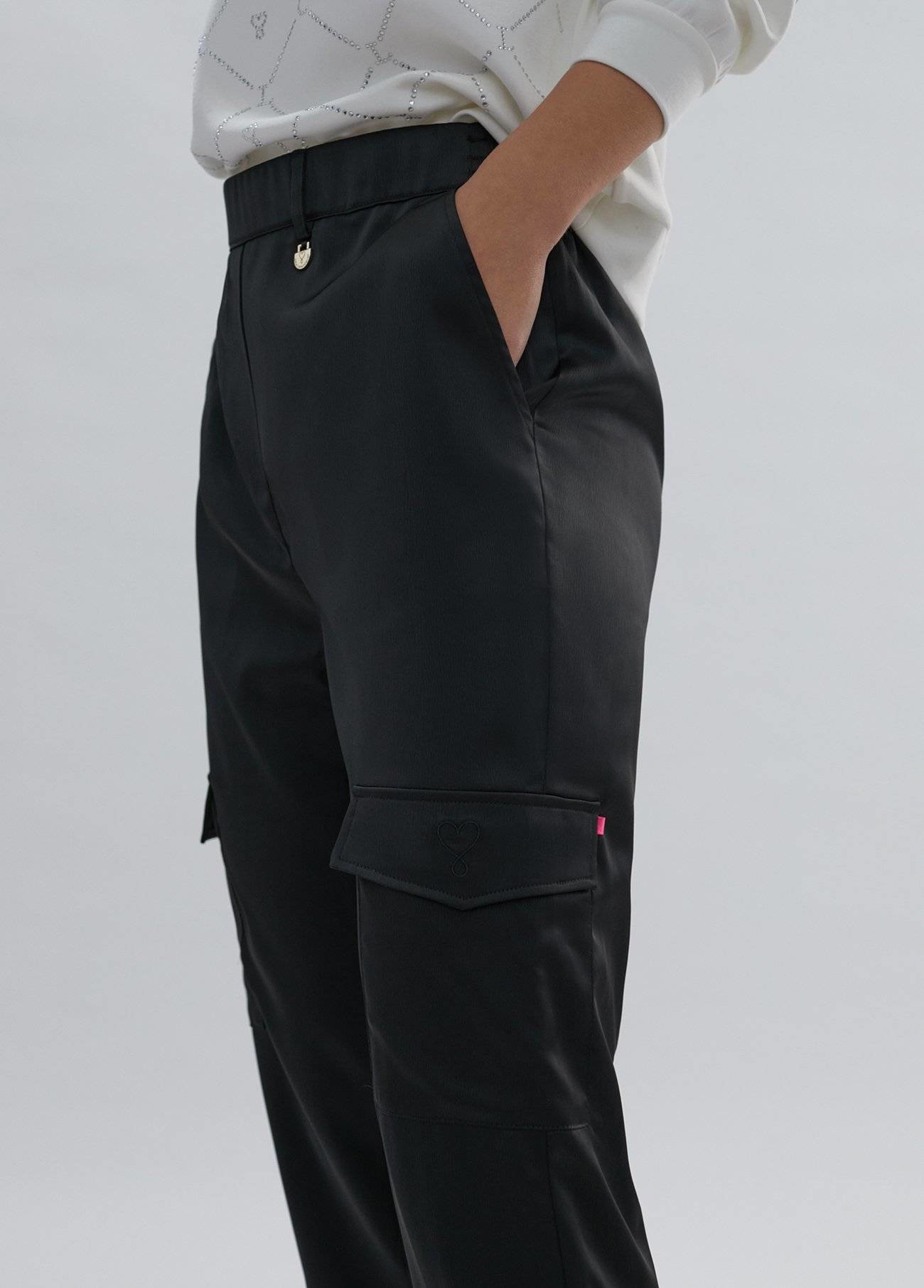 Pantalón cargo satinado negro Lola Casademunt