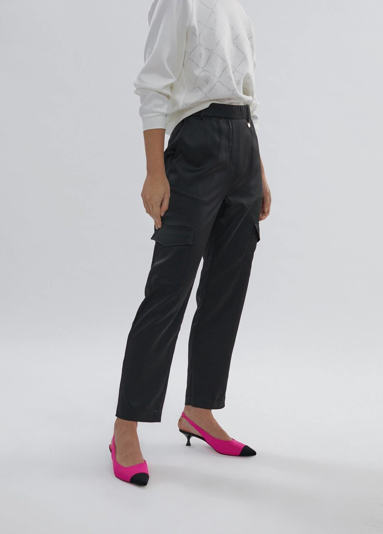 Pantalón cargo satinado negro Lola Casademunt