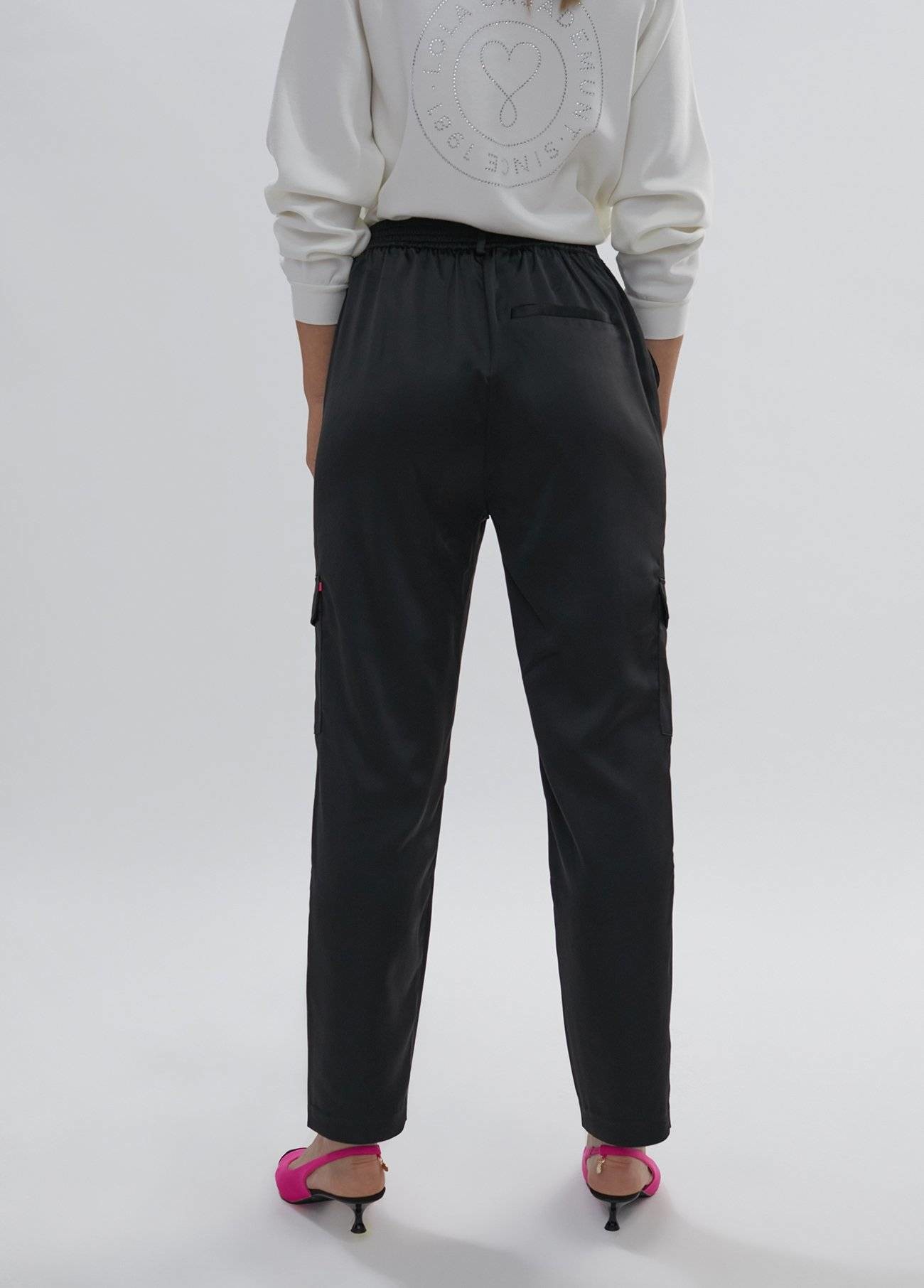 Pantalón cargo satinado negro Lola Casademunt