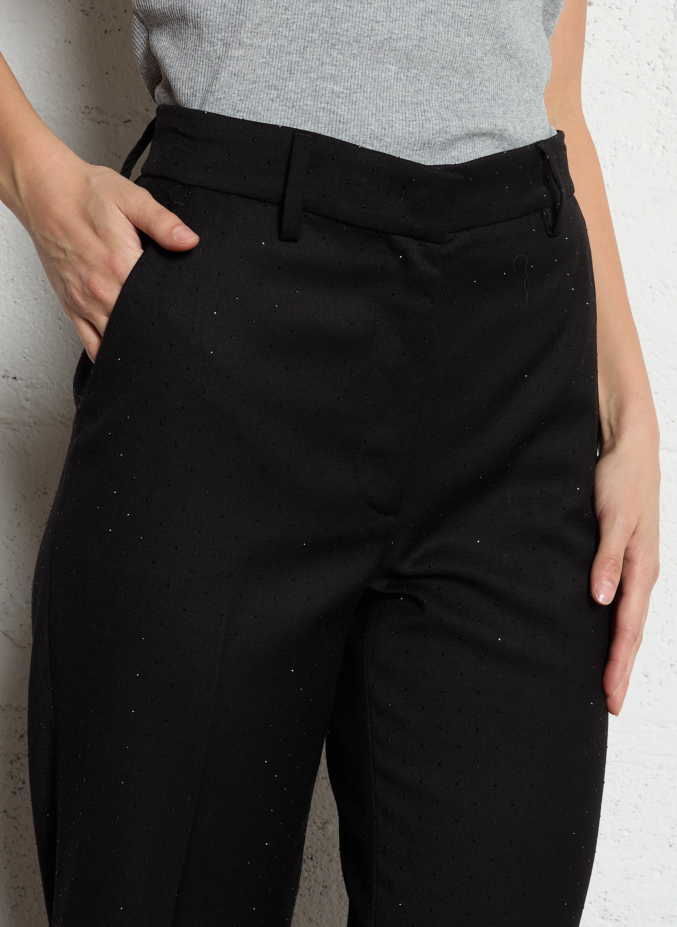 Pantalón chino recto con tachuelas en negro