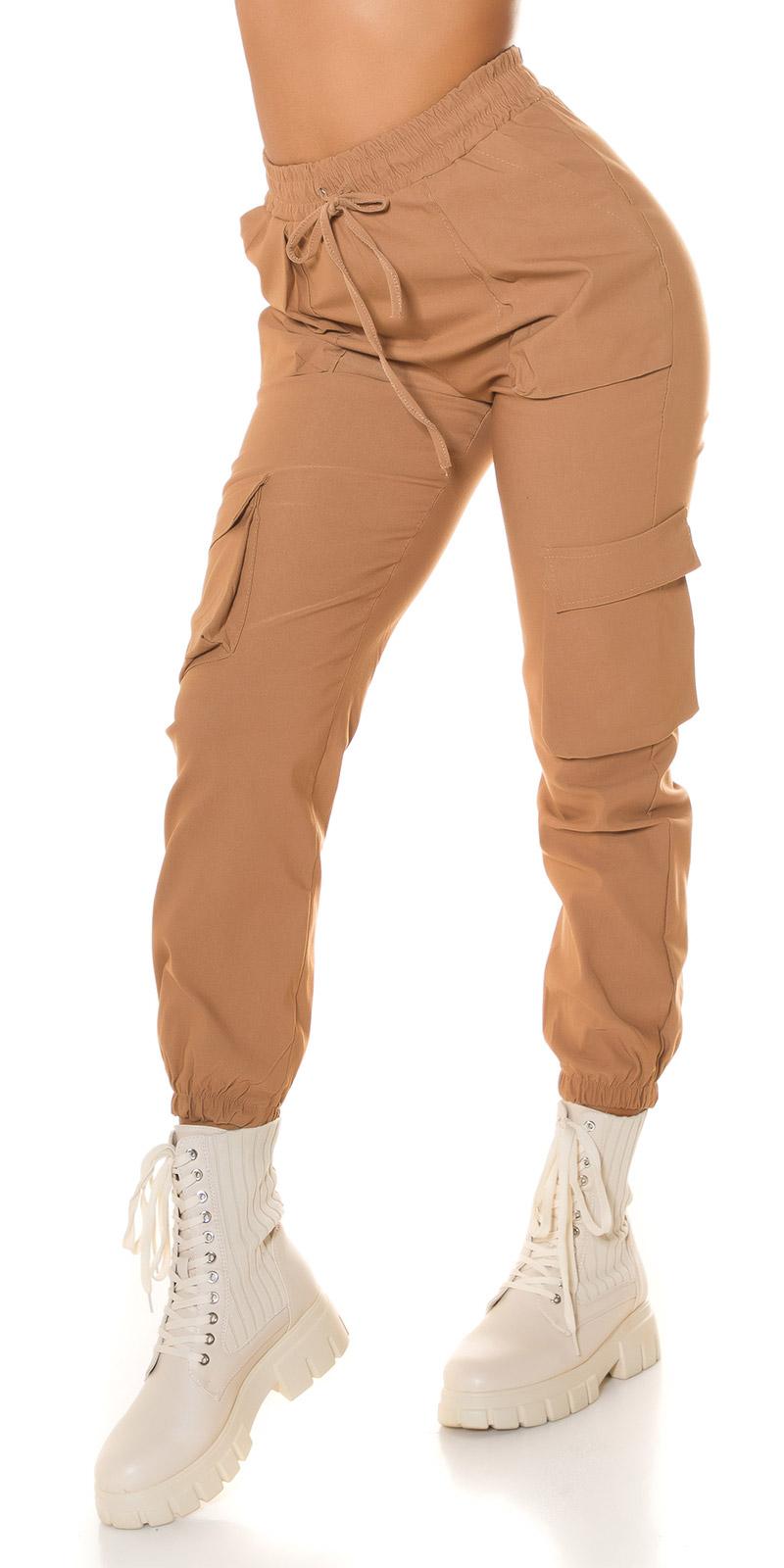 Pantalón jogger cargo y goma capuchino