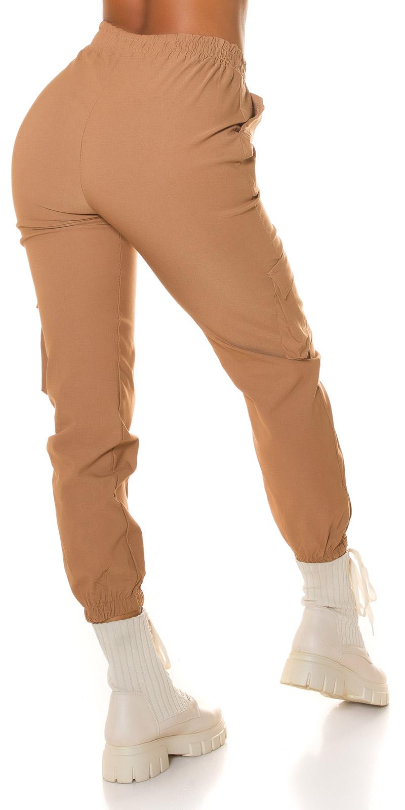 Pantalón jogger cargo y goma capuchino