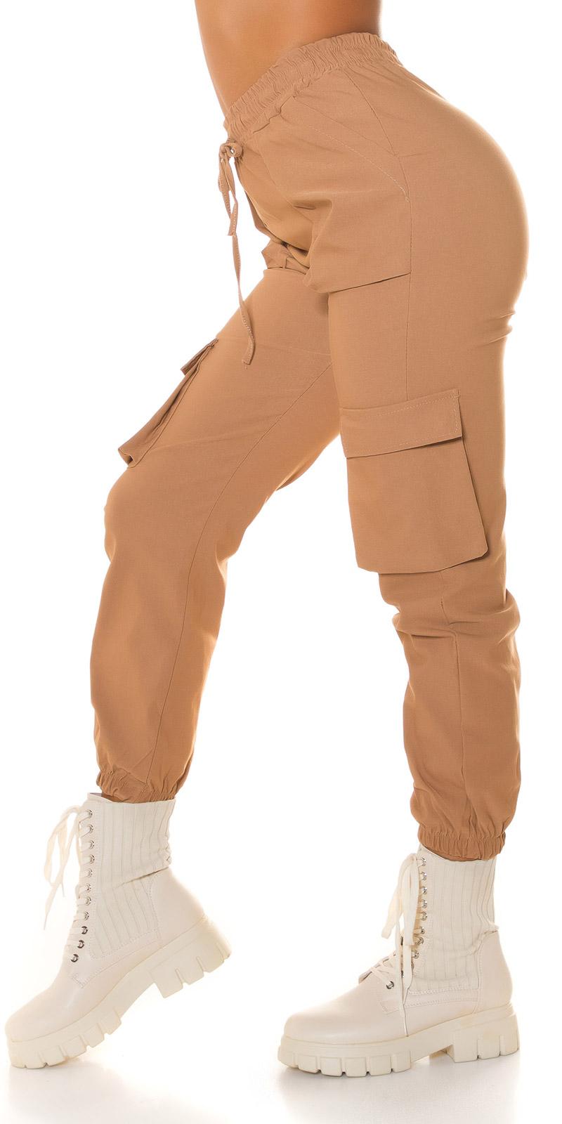 Pantalón jogger cargo y goma capuchino