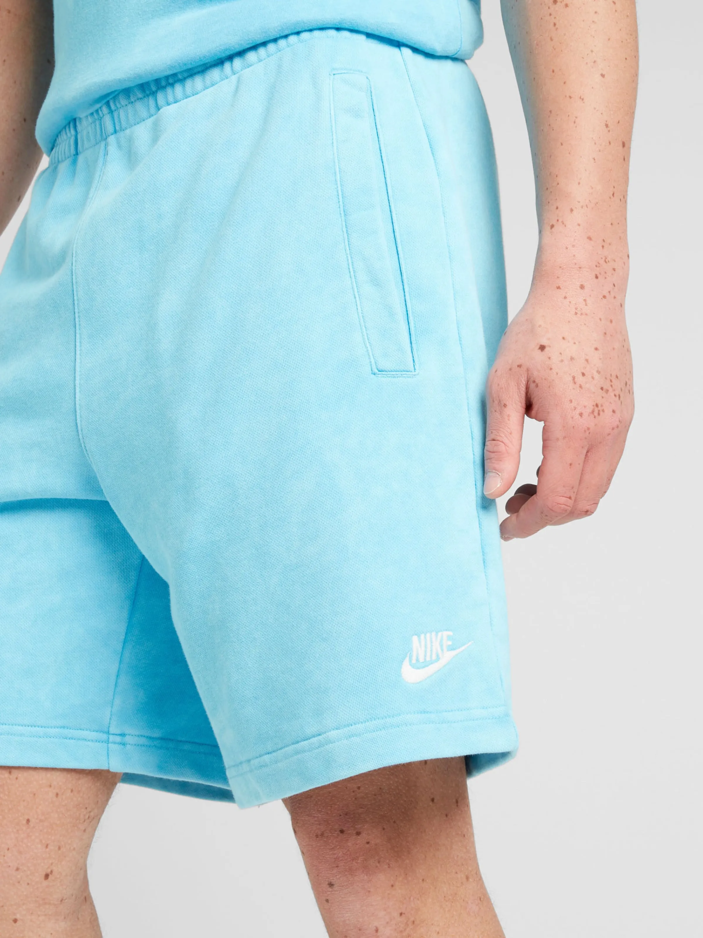 regular Pantalón 'CLUB' Nike Sportswear en Azul Claro