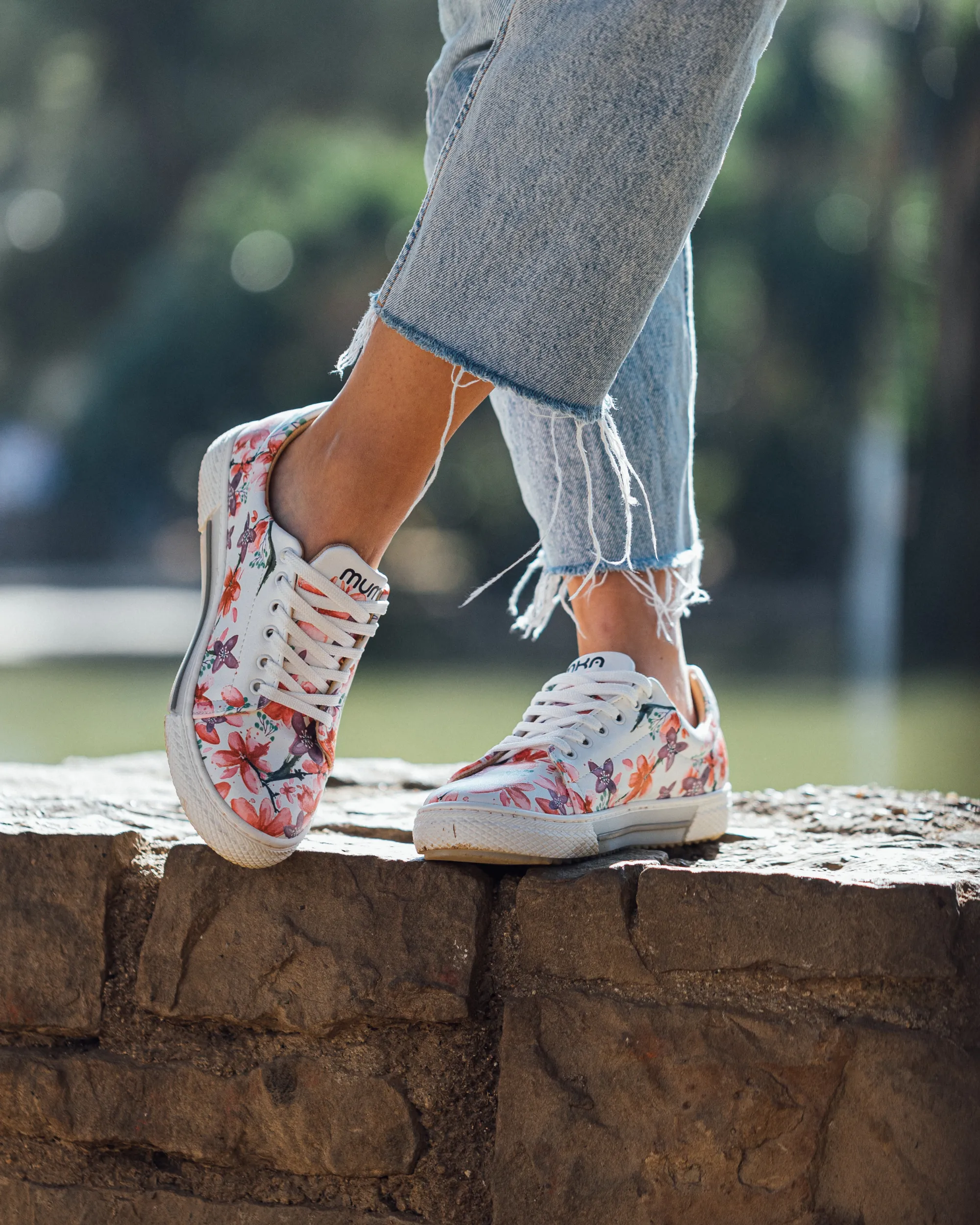 Zapatillas Flores Rosas y Moradas (Blanco)